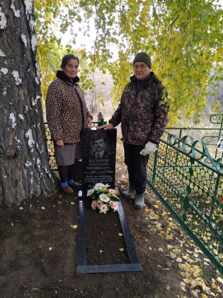 На могиле воина – интернационалиста Анатолия Казакова установили новый памятник