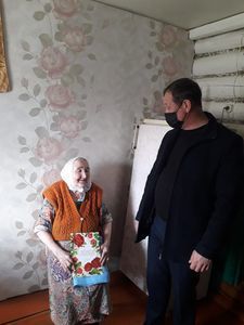 Маматкозинцы поздравили свою односельчанку с 80-летием