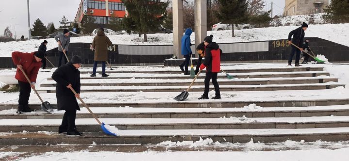 Верхнеуслонские школьники очистили от снега памятник павшим в годы Великой Отечественной войны