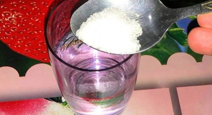 Зачем в комнате стакан воды с солью и уксусом