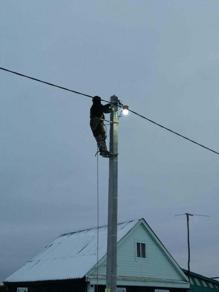 В Вахитовском поселении заменили лампы уличного освещения