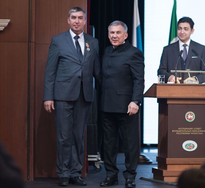 Глава одного из поселений Верхнеуслонского района получил государственную награду из рук Президента Татарстана