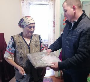Депутаты Шеланговского поселения поздравили жительницу села с юбилеем