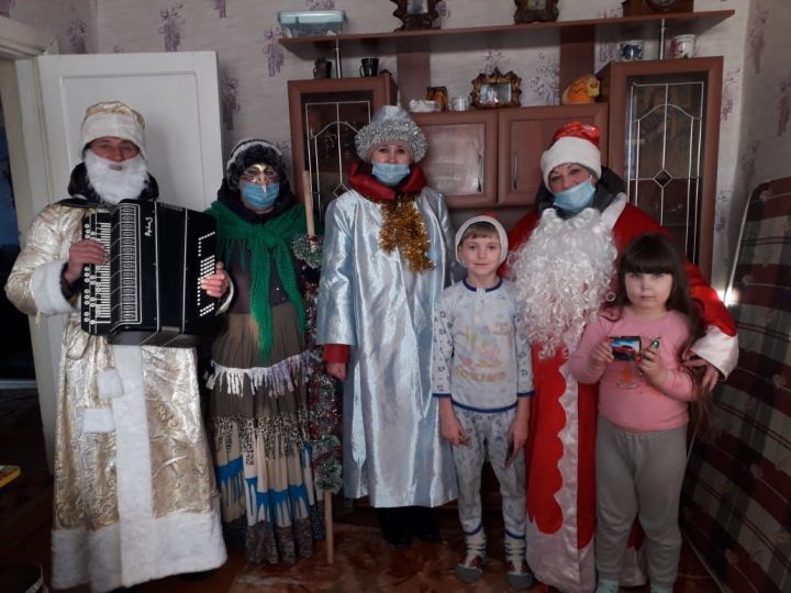 Кильдеевские культработники подарили новый год каждому дому
