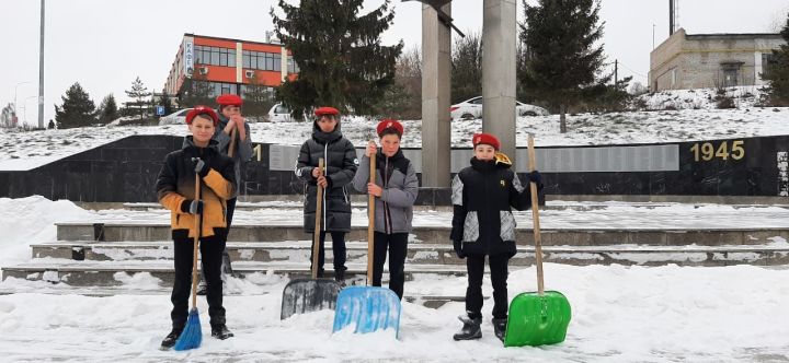 Верхнеуслонские школьники провели акцию «Чистый обелиск»