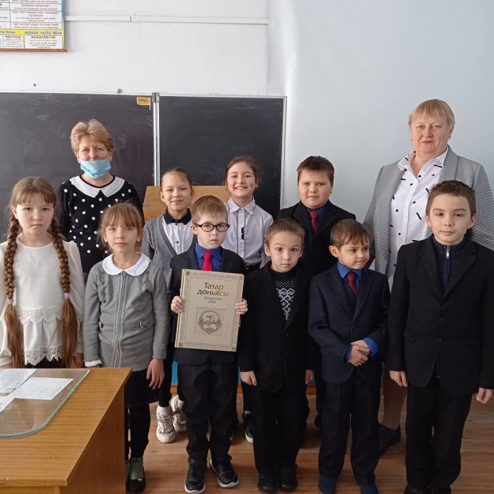 Большемеминским школьникам презентовали книгу «Татарский мир»