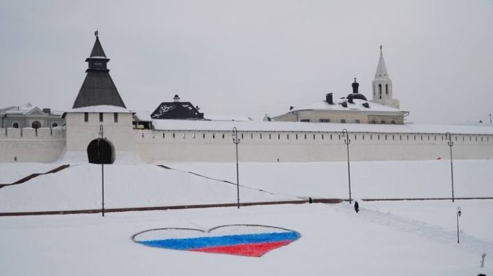 Молодогвардейцы Татарстана нарисовали триколор в виде сердца