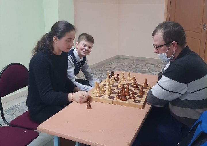 Верхнеуслонские гимназисты на перемене играют в шахматы