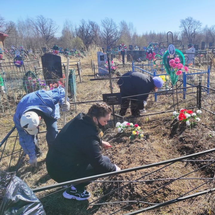 Сотрудники Дома – интерната благоустроили могилы ветеранов Великой Отечественной войны