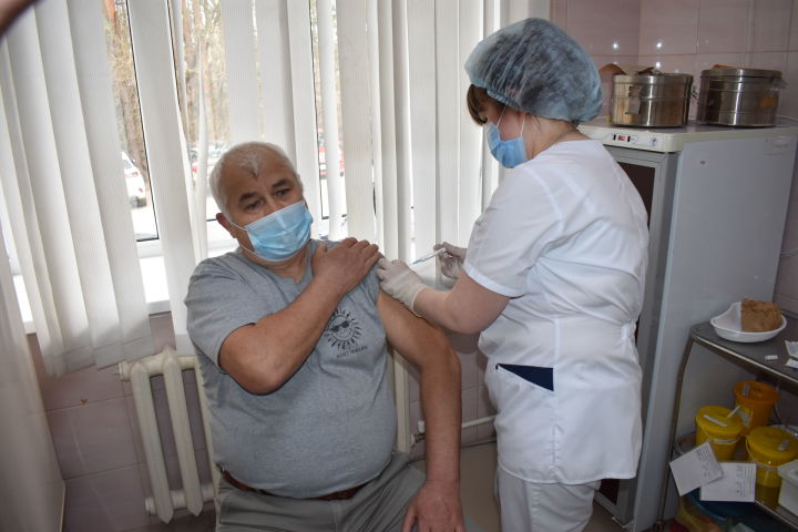 Более 1 100 верхнеуслонцев уже сделали прививку от коронавируса