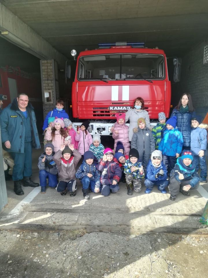 Воспитанники Верхнеуслонского детского сада «Солнышко» посетили пожарную часть