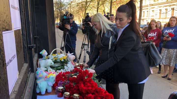 В Санкт-Петербурге организовали стихийный мемориал в память о погибших в Казани
