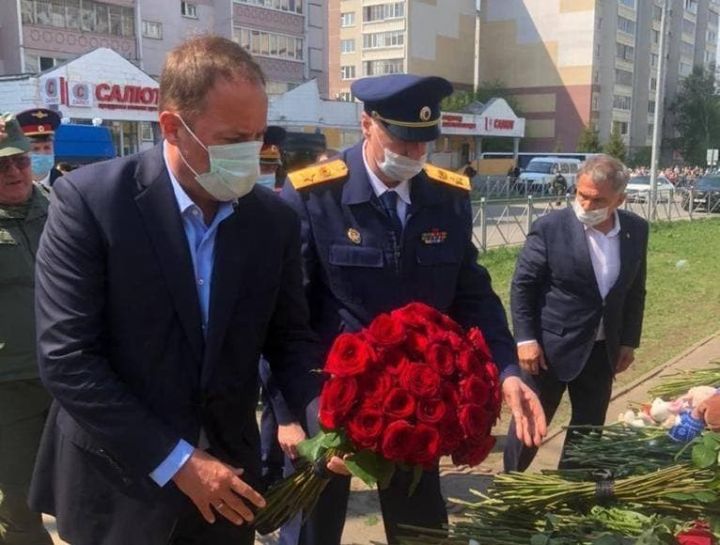 Полпред Президента РФ в Поволжье возложил цветы у казанской гимназии, где погибли дети