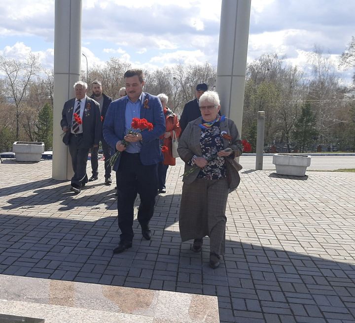 Глава Верхнеуслонского района с ветеранами почтил память земляков в Парке Героев