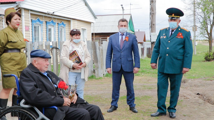 Ветеран Великой Отечественной войны Вениамин Петров принимал поздравления с Днем Победы