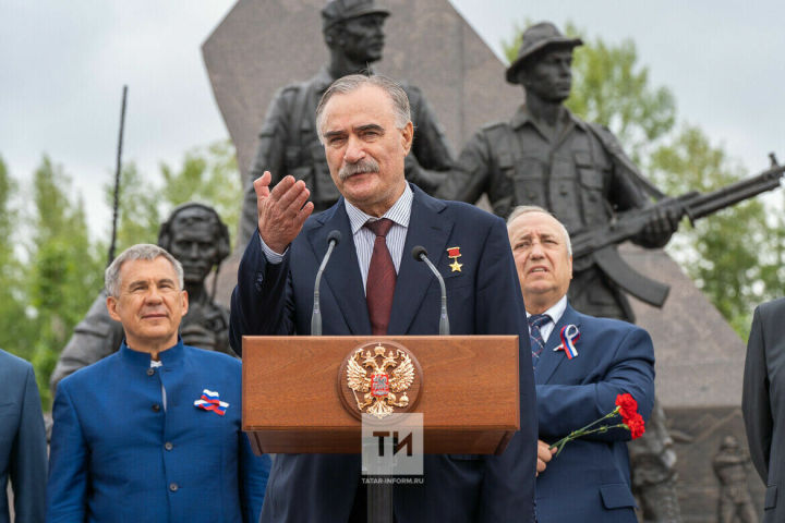 Рустам Минниханов и Руслан Аушев открыли в Казани мемориал в память о воинах-интернационалистах
