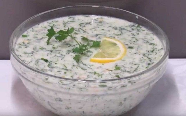 В жаркую погоду советуем приготовить болгарский холодный суп «Таратор»