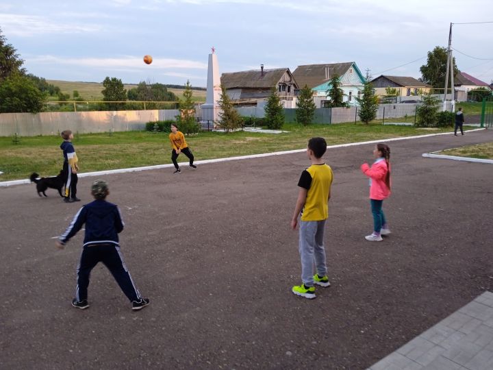 Кильдеевские культработники организовали для местных ребятишек подвижные игры