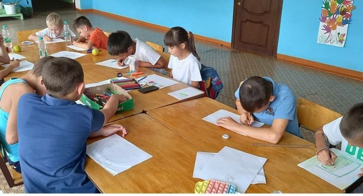 Юные жители поселка Октябрьский рисовали «Семейное чтение»