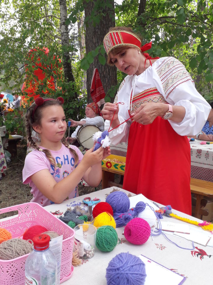Культработник из Кильдеева организовала мастер-класс по изготовлению кукол-оберегов
