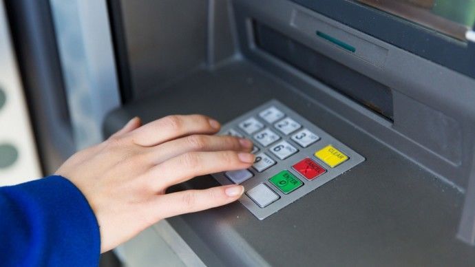 Что не стоит делать у банкомата