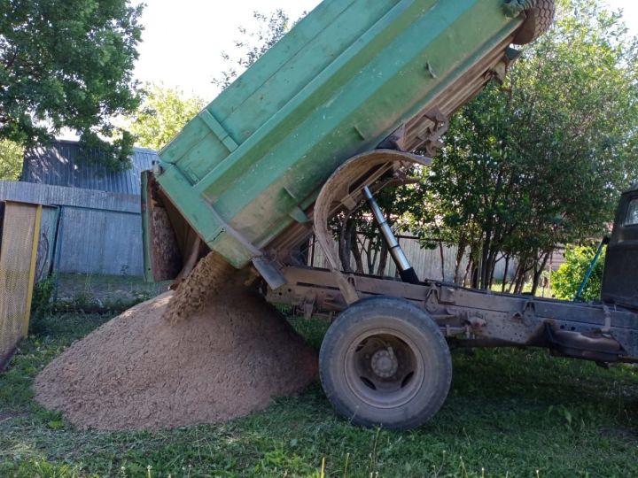 Алексей Кукушкин обеспечил песком песочницы Кураловского детского сада
