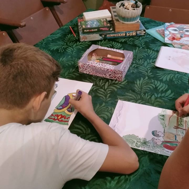 В Янги Болгарах провели конкурс рисунков «Ребенок в мире языков»