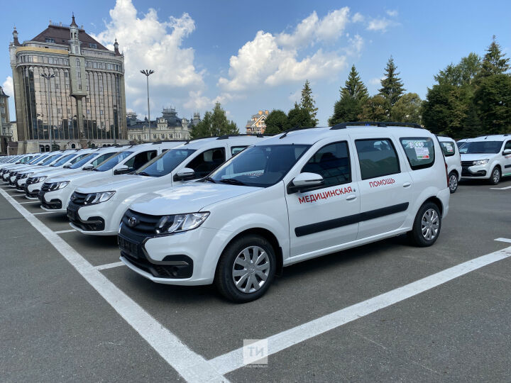 Президент Татарстана вручил фельдшерам ключи от автомобилей с медицинским модулем