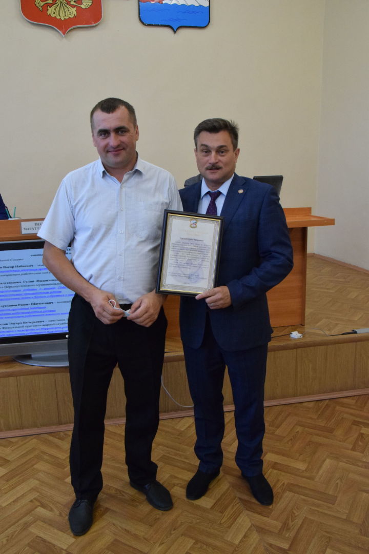 Глава Верхнеуслонского района Марат Зиатдинов вручил награды землякам