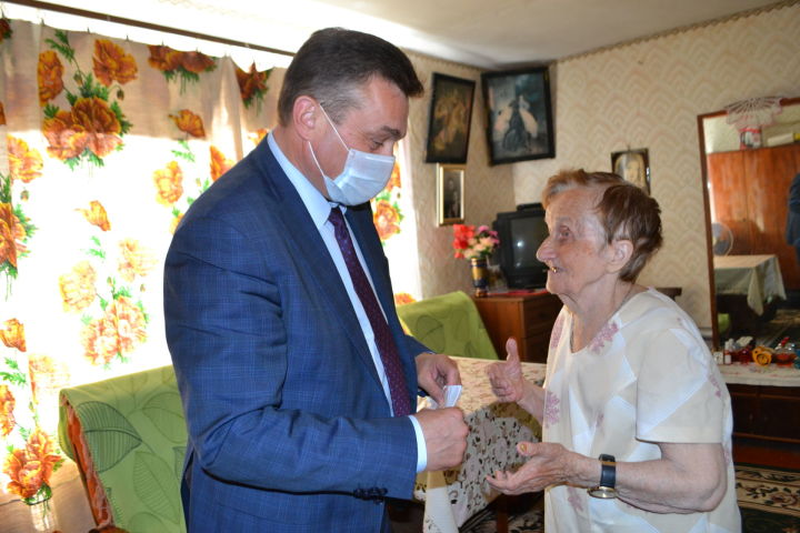 Людмила Овчинникова из Нижнего Услона отметила 90-летний юбилей