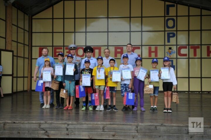 В детском лагере "Дзержинец" наградили юных победителей конкурса «Безопасное колесо»