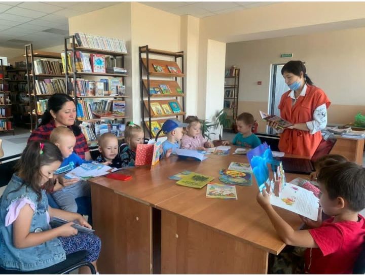 Воспитанники Октябрьского детского сада стали участниками Международной акции Книжка на ладошке»