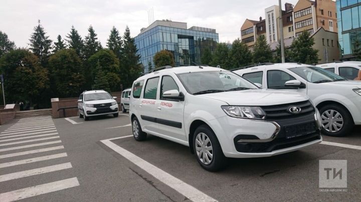 Премьер-министр Татарстана Алексей Песошин вручил Верхнеуслонской ЦРБ ключи от еще одного автомобиля