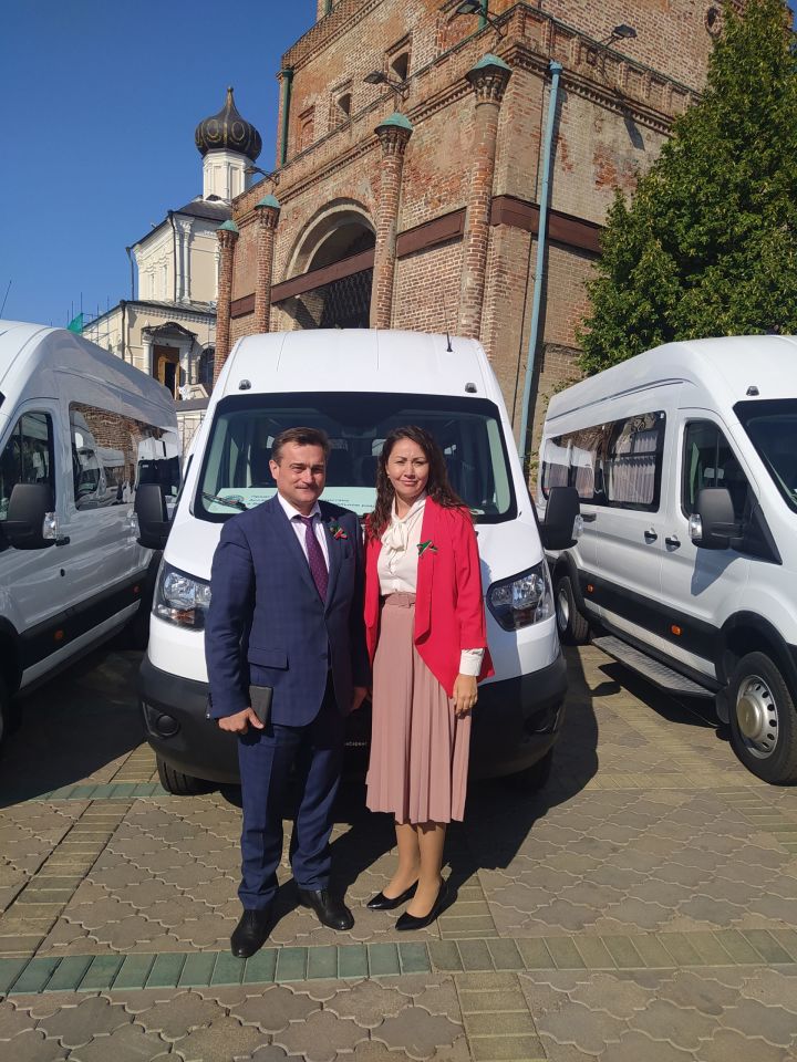 Представительству Ассамблеи народов Татарстана в Верхнеуслонском районе вручили новый автобус