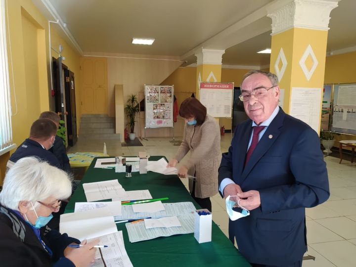 Алексей Манонин одним из первых посетил участок для голосования в Верхнем Услоне