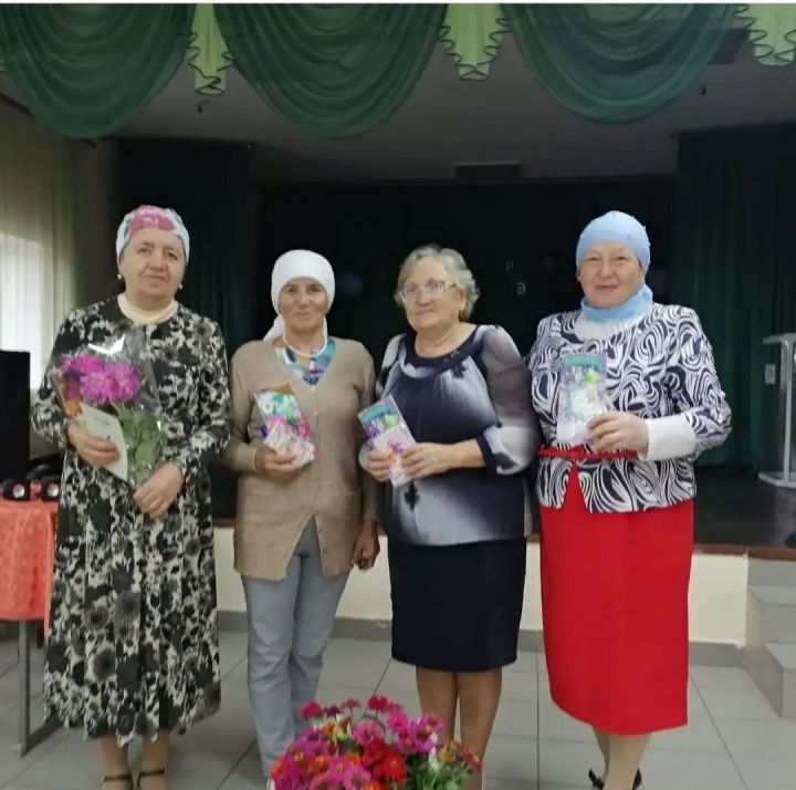 В Вахитове поздравили ветеранов педагогического труда