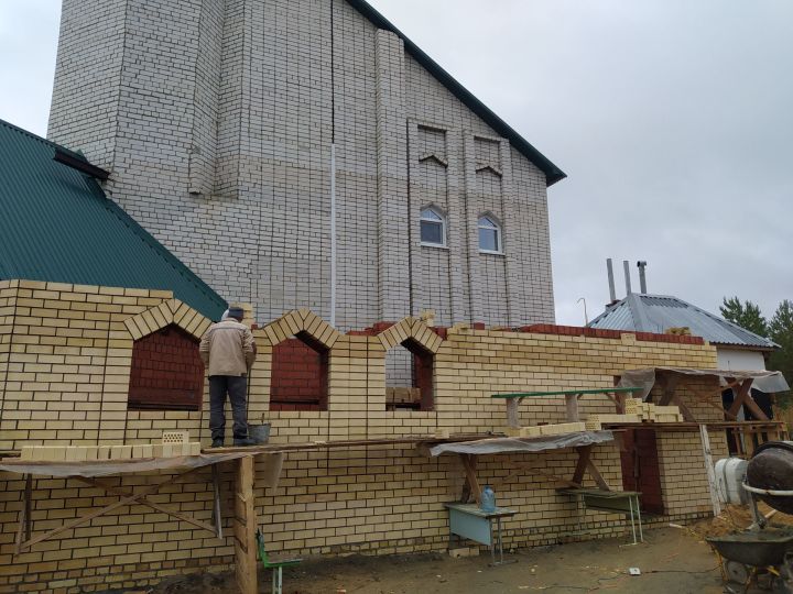 На территории мечети в райцентре продолжаются строительные работы