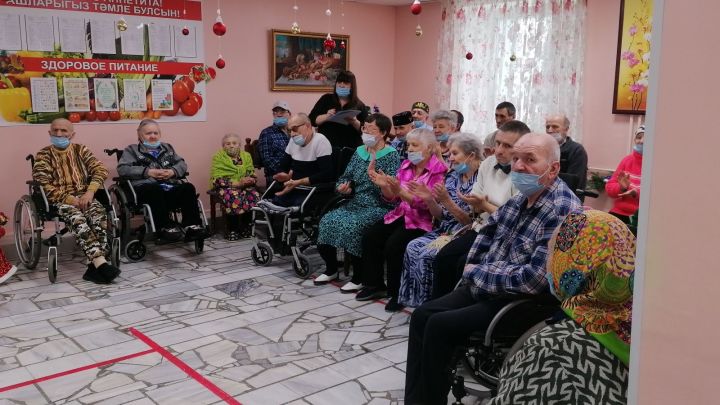 Марат Зиатдинов по традиции поздравил жителей Верхнеуслонского Дома-интерната