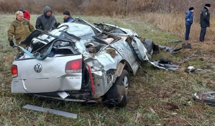 Два человека погибли в автомобиле, вылетевшем с трассы