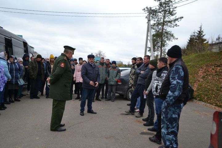 Вас ждут дома: в Верхнеуслонском районе проводили очередную группу мобилизованных