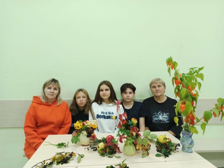 В Майдане подростки собрали оригинальные букеты из овощей и фруктов