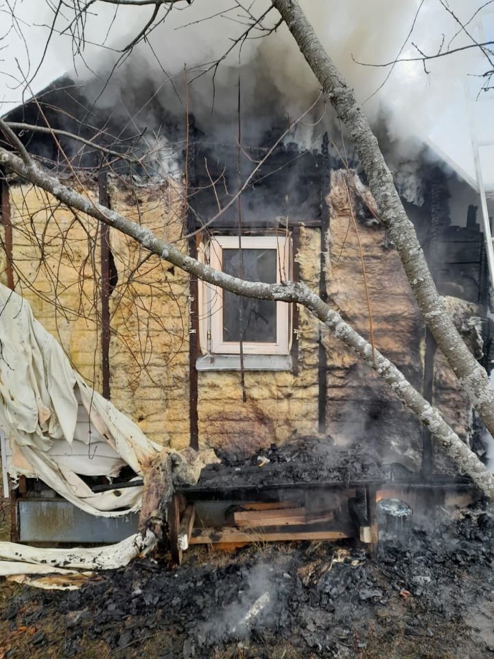 В Студенце сгорел дачный дом