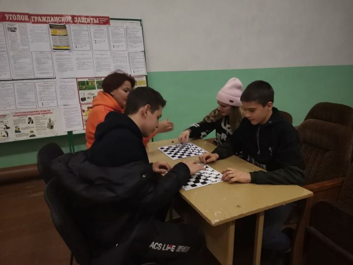 Коргузинским подросткам рассказали о пользе настольных игр