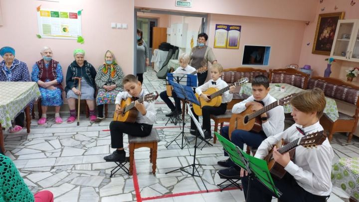 В Верхнеуслонском Доме престарелых выступили юные музыканты