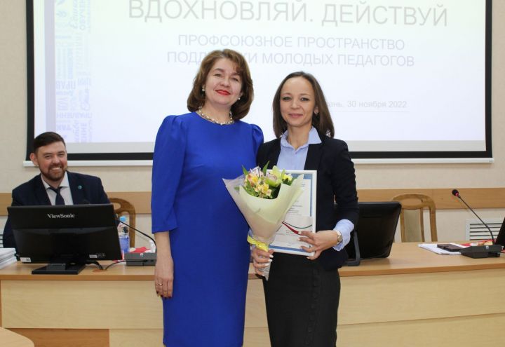 Молодым педагогам Татарстана вручили профсоюзные стипендии и гранты почти на полмиллиона рублей