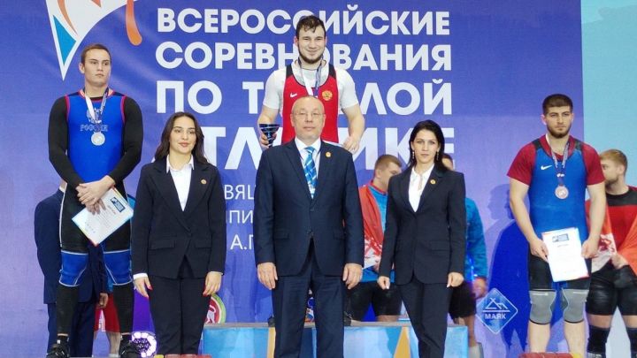 Тяжелоатлет из Верхнего Услона одержал безоговорочную победу на Всероссийских соревнованиях