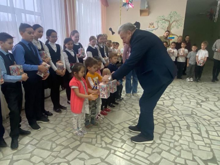 Депутат Госсовета РТ подарил введенослободским школьникам новогодние подарки