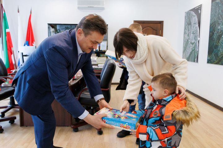Марат Зиатдинов вручит новогодние подарки детям мобилизованных верхнеуслонцев