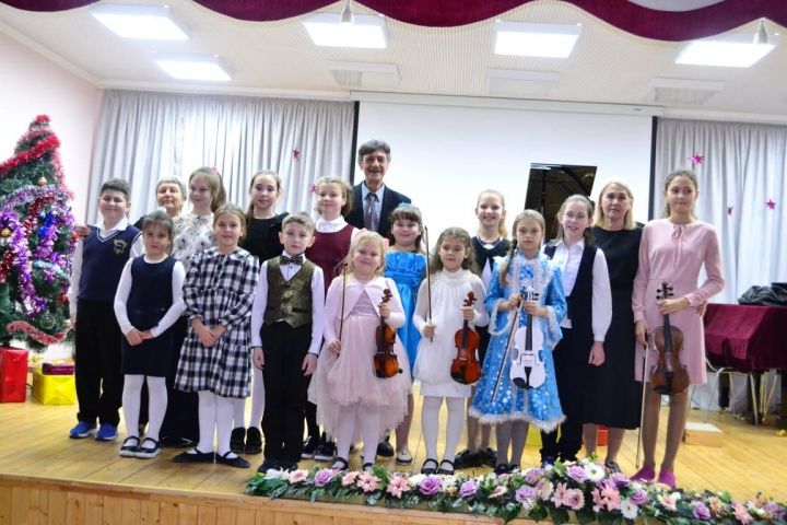 Верхнеуслонские скрипачи и пианисты выступили с новогодним концертом