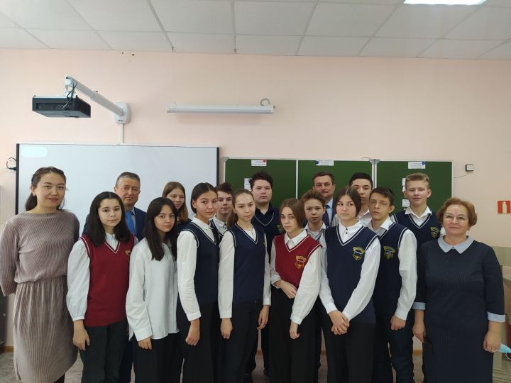 Верхнеуслонские гимназисты обсудили с главой района не только Конституцию Татарстана